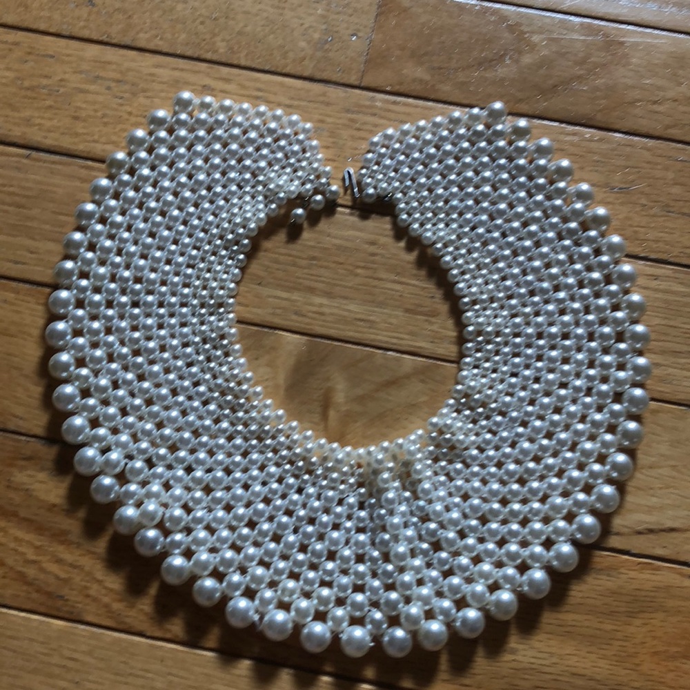 Pearl collar necklace